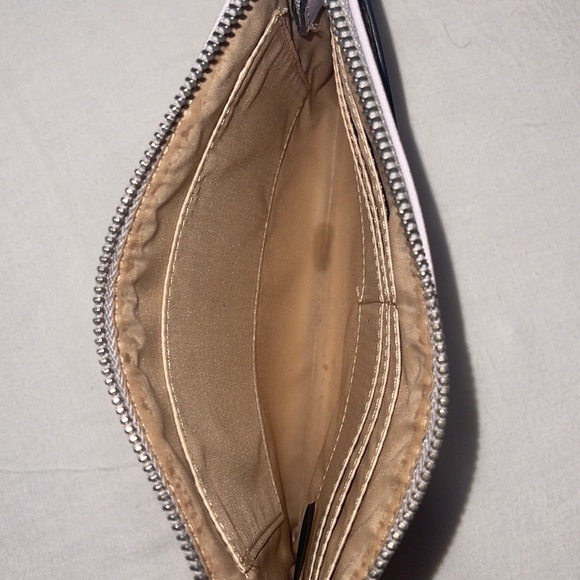 Guess Lavender color small pouch with wristband in very good condition - Picture 4 of 4